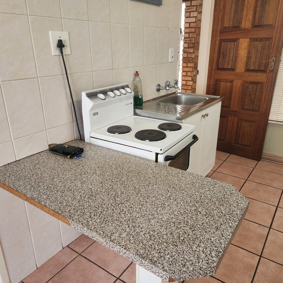 To Let 2 Bedroom Property for Rent in Kannoniers Park North West
